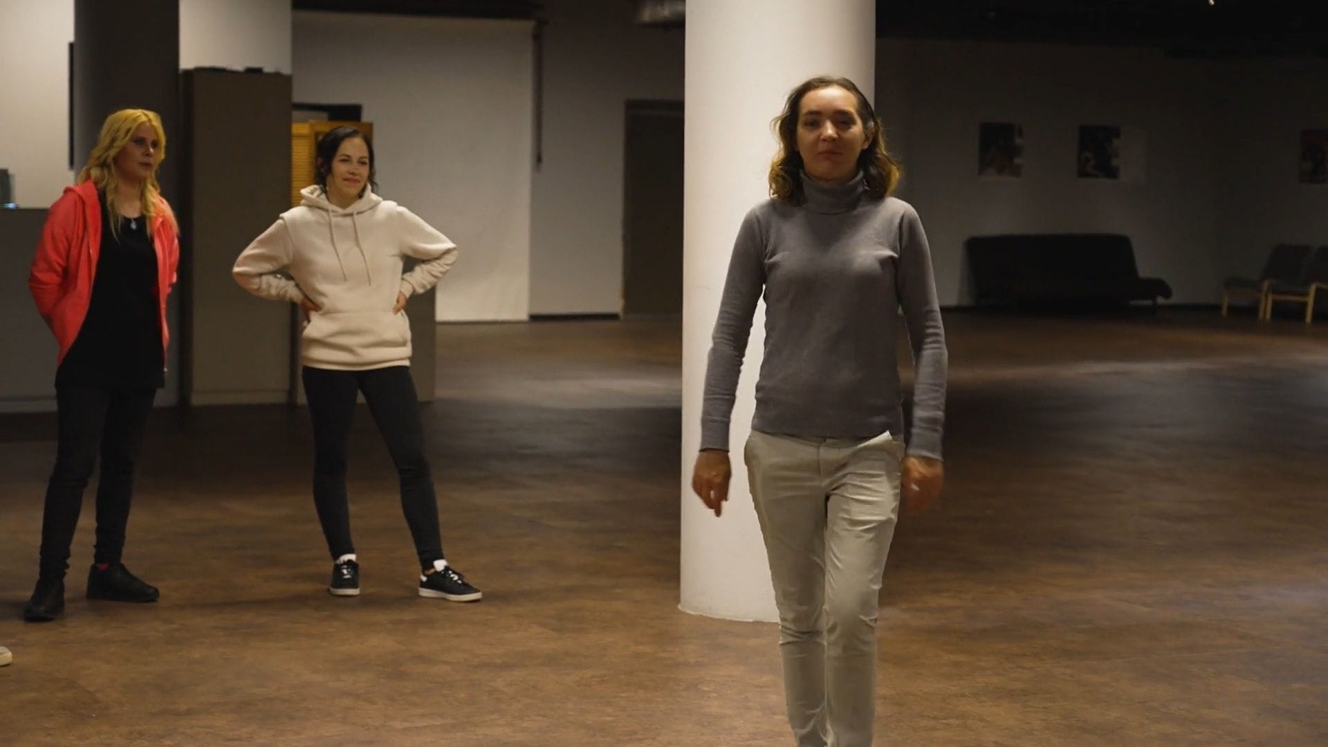 Caur ērkšķiem uz...