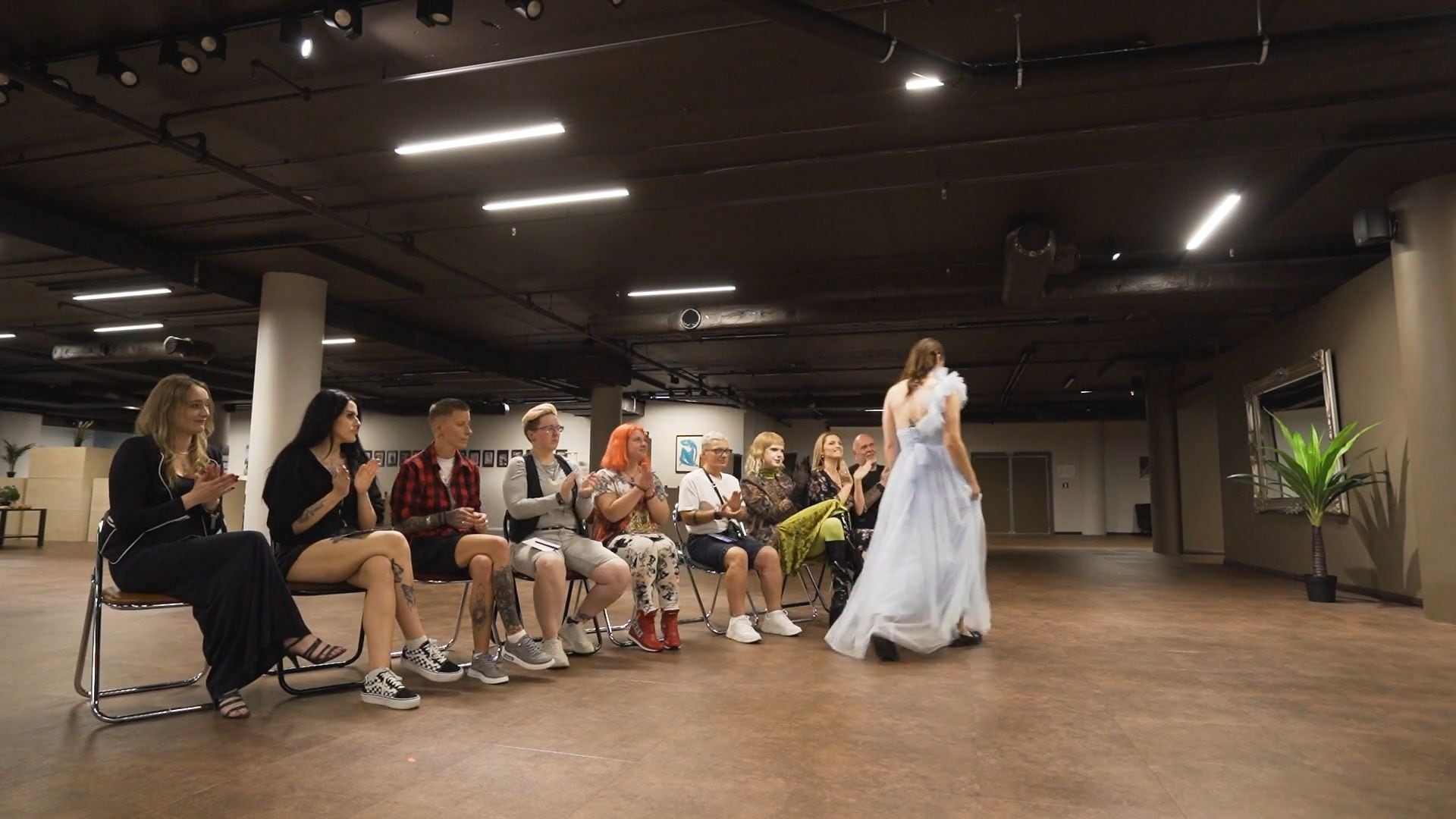 Caur ērkšķiem uz...