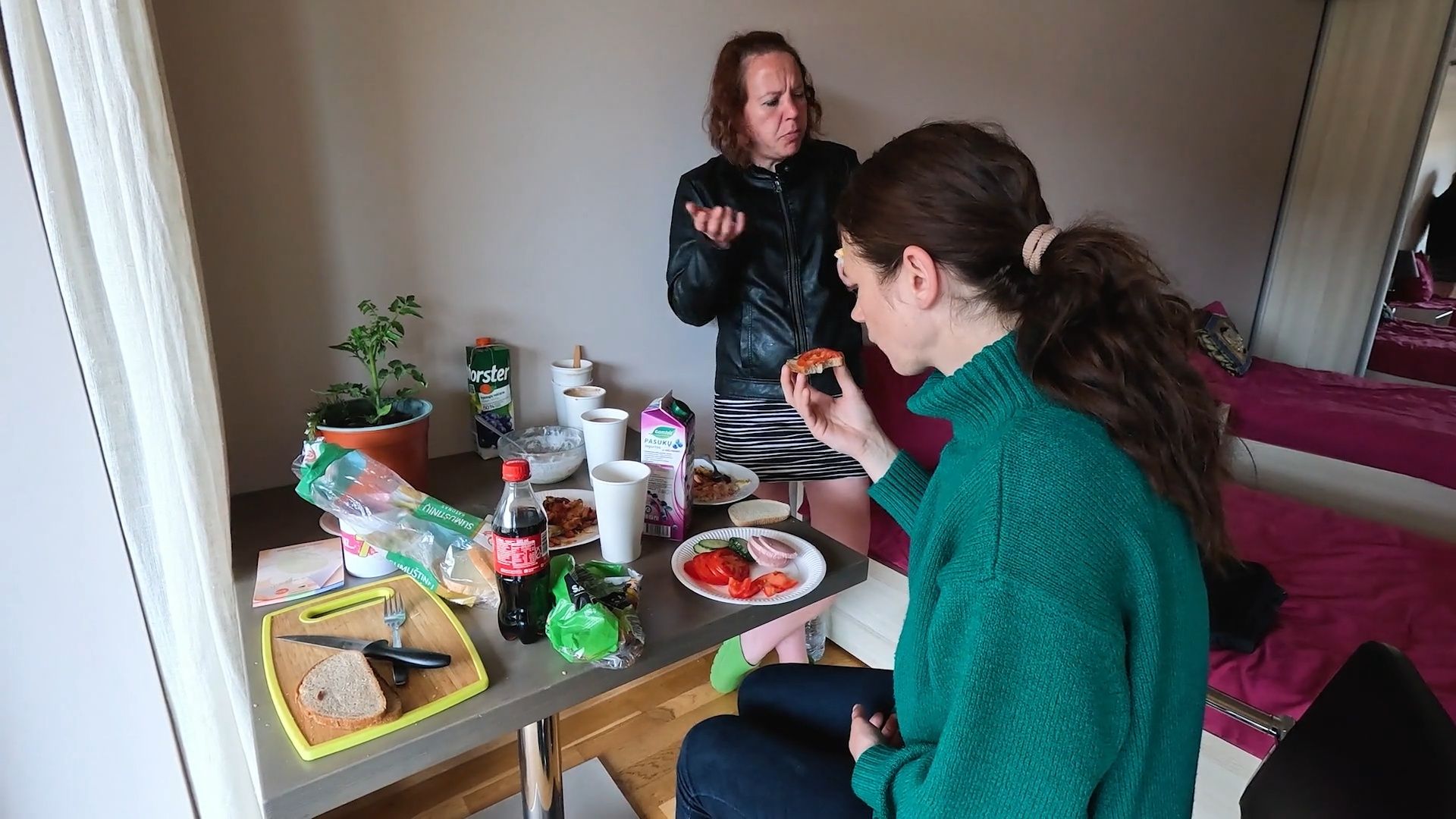 Caur ērkšķiem uz...