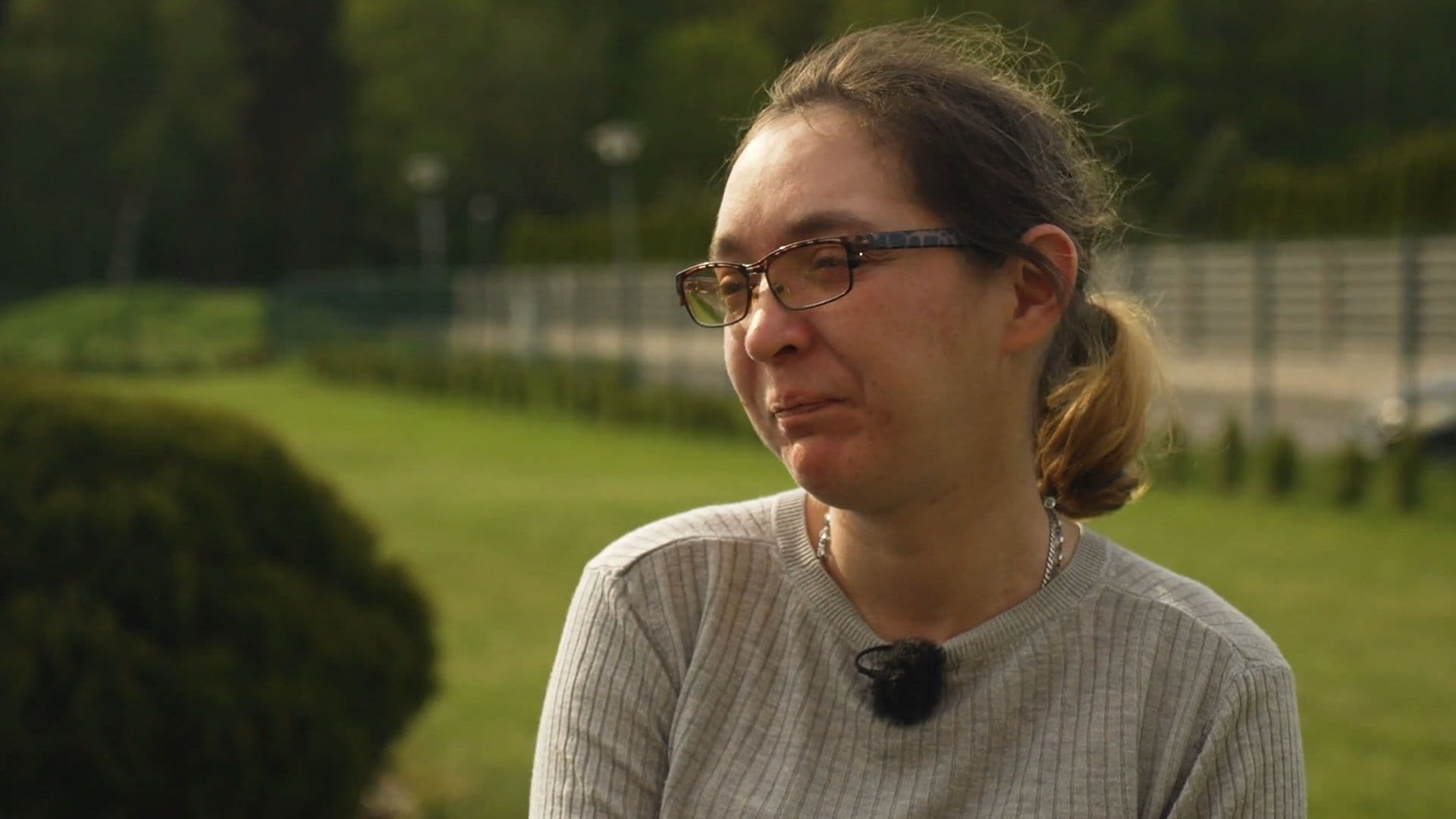 Caur ērkšķiem uz...