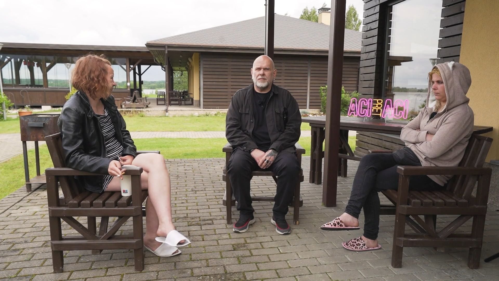 Caur ērkšķiem uz...