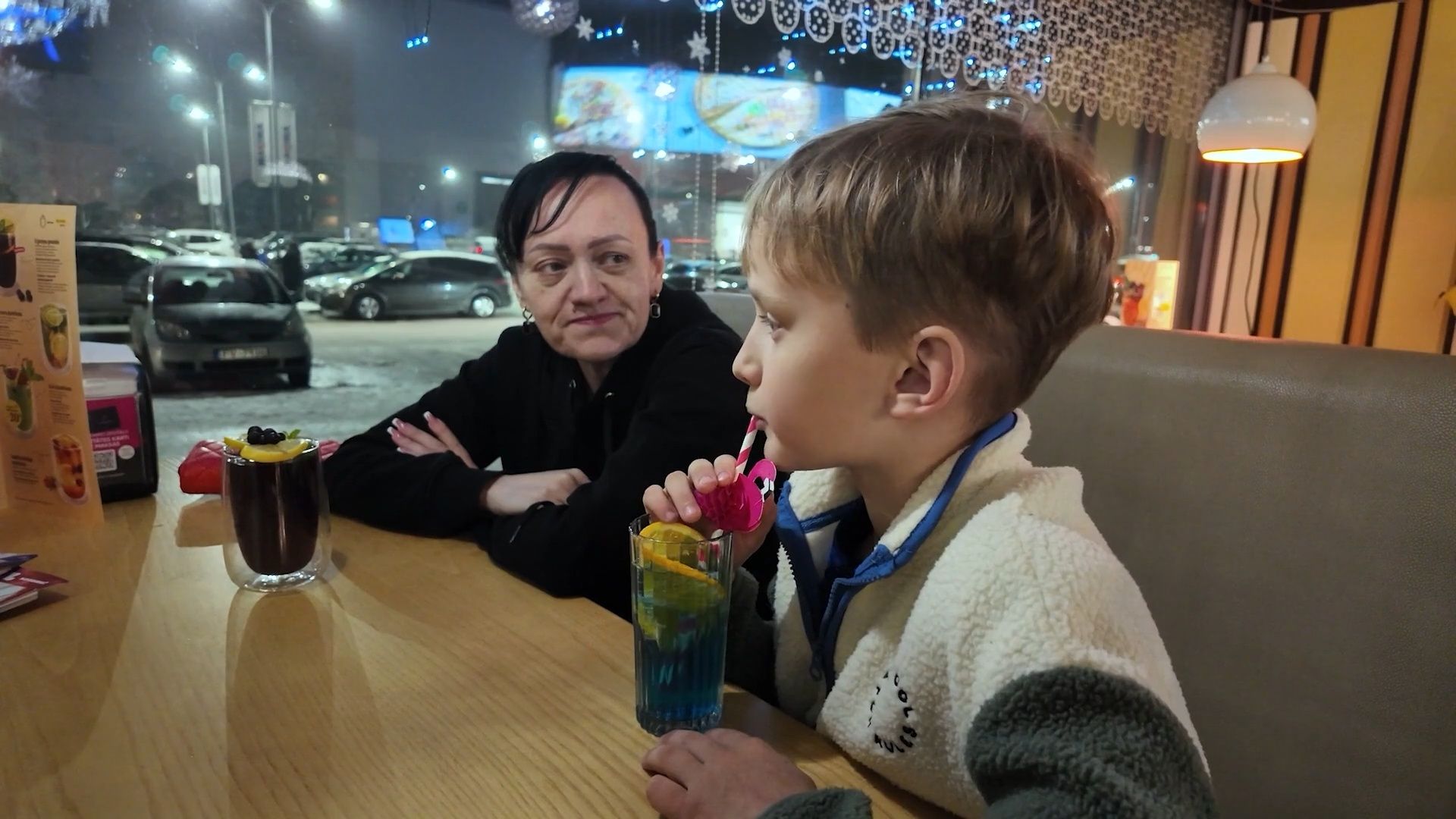 Agrita Bindre devusies ilgi gaidītā randiņā... ar dēlu