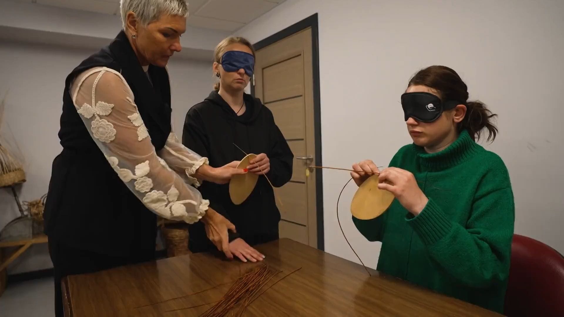 Caur ērkšķiem uz...