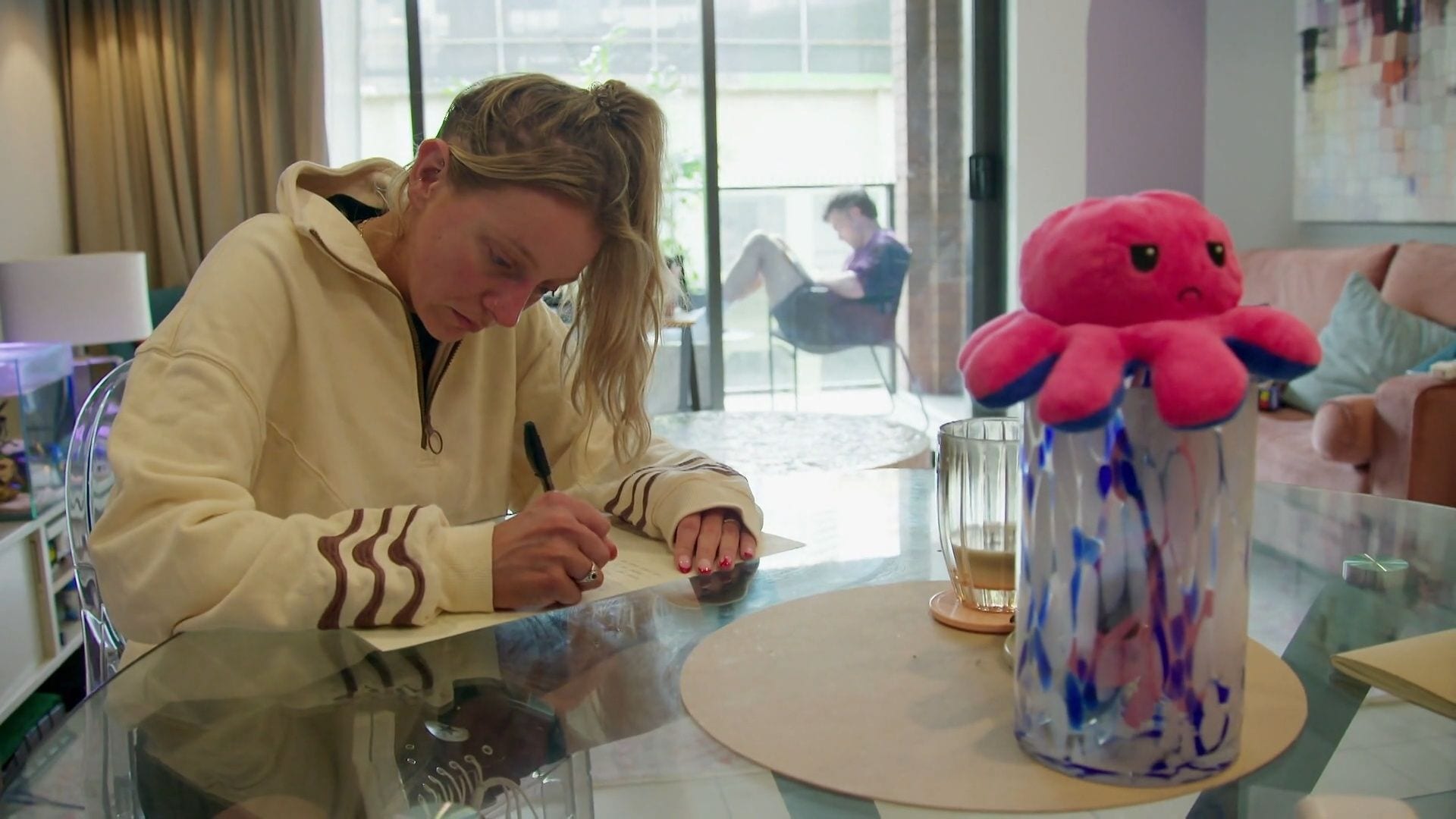 JĀ vārds svešiniekam