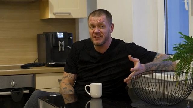 Kasparam Kambalam ir kauns, ka sievai vairāk rūp pašas publiskais tēls, nevis viņu attiecības