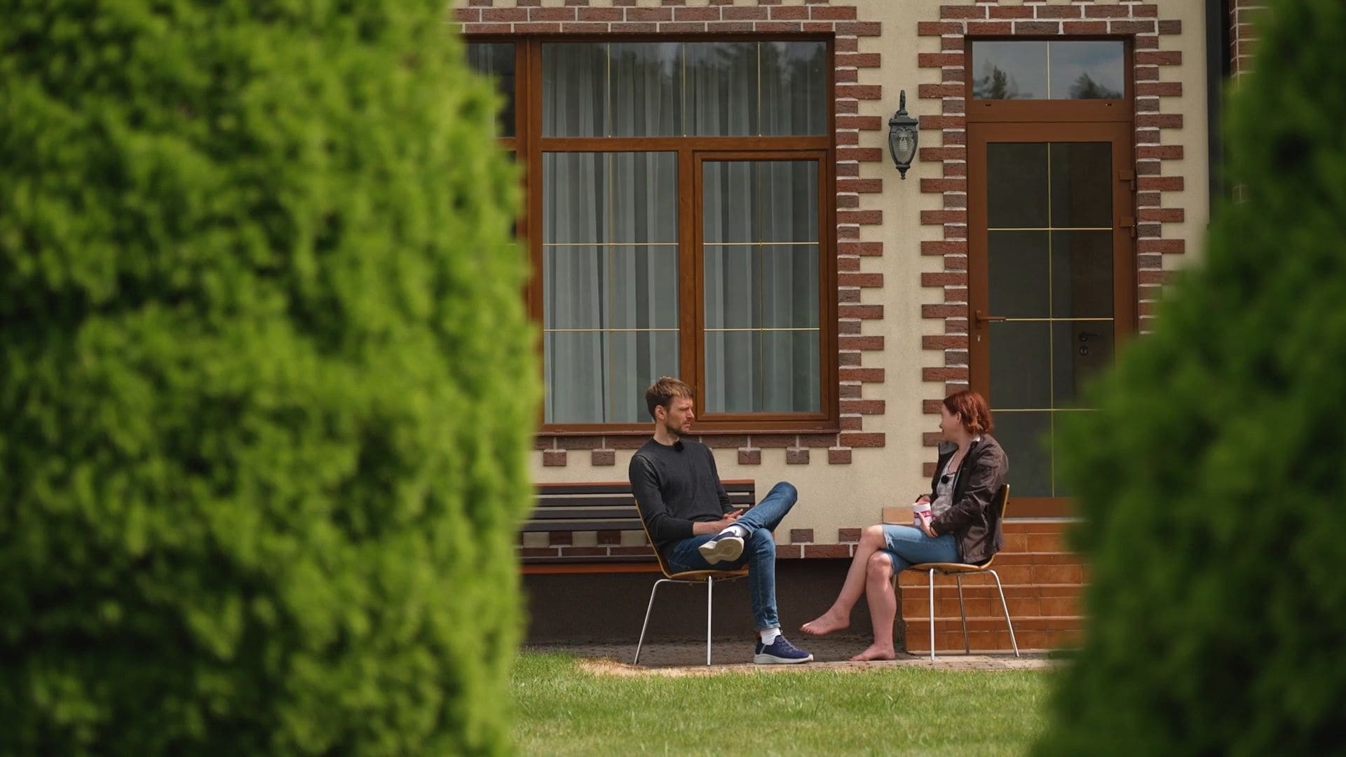 Caur ērkšķiem uz...