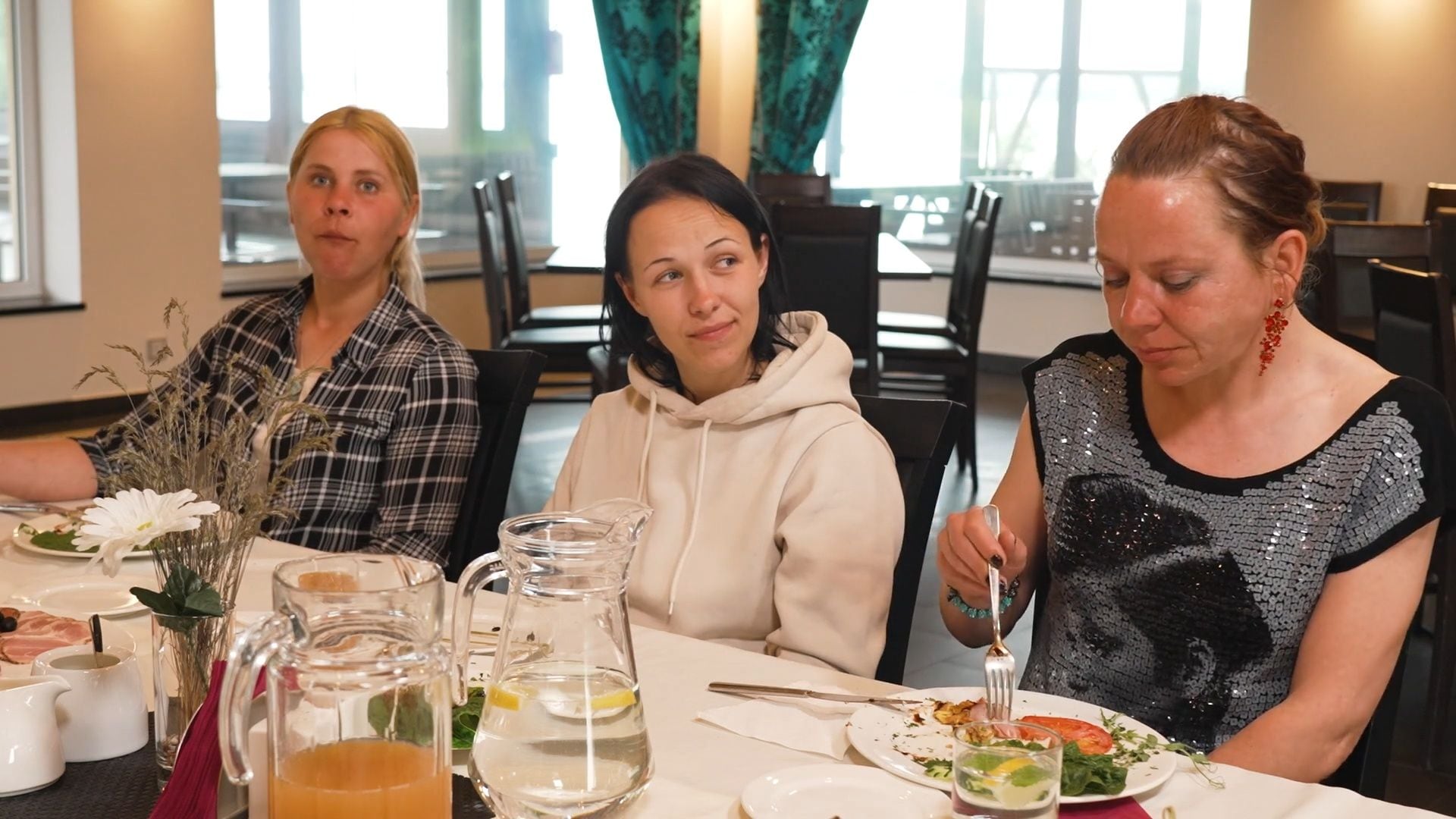 Caur ērkšķiem uz...