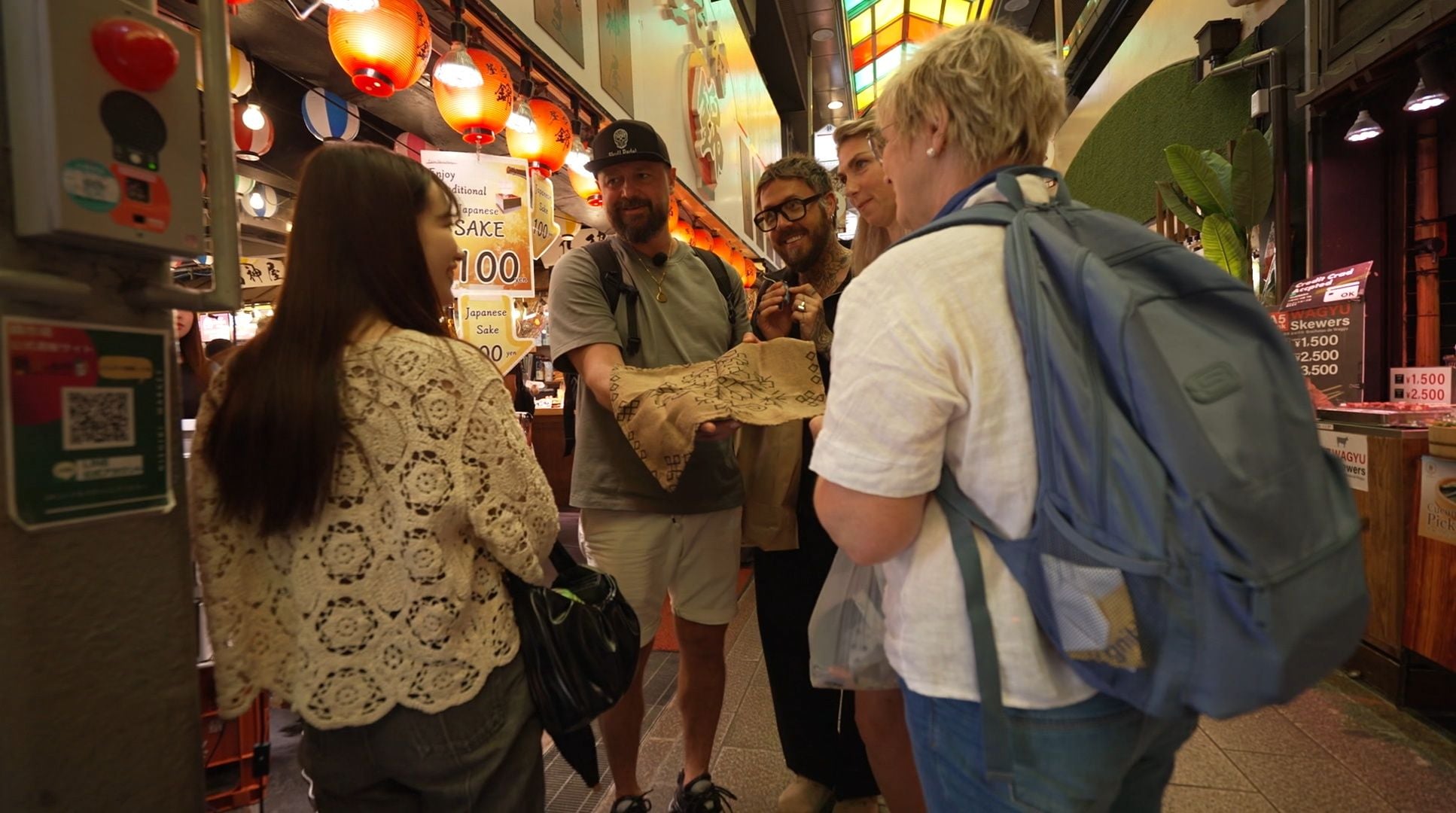 "Četri uz koferiem" nākas piepelnīties, tirgojot suvenīrus