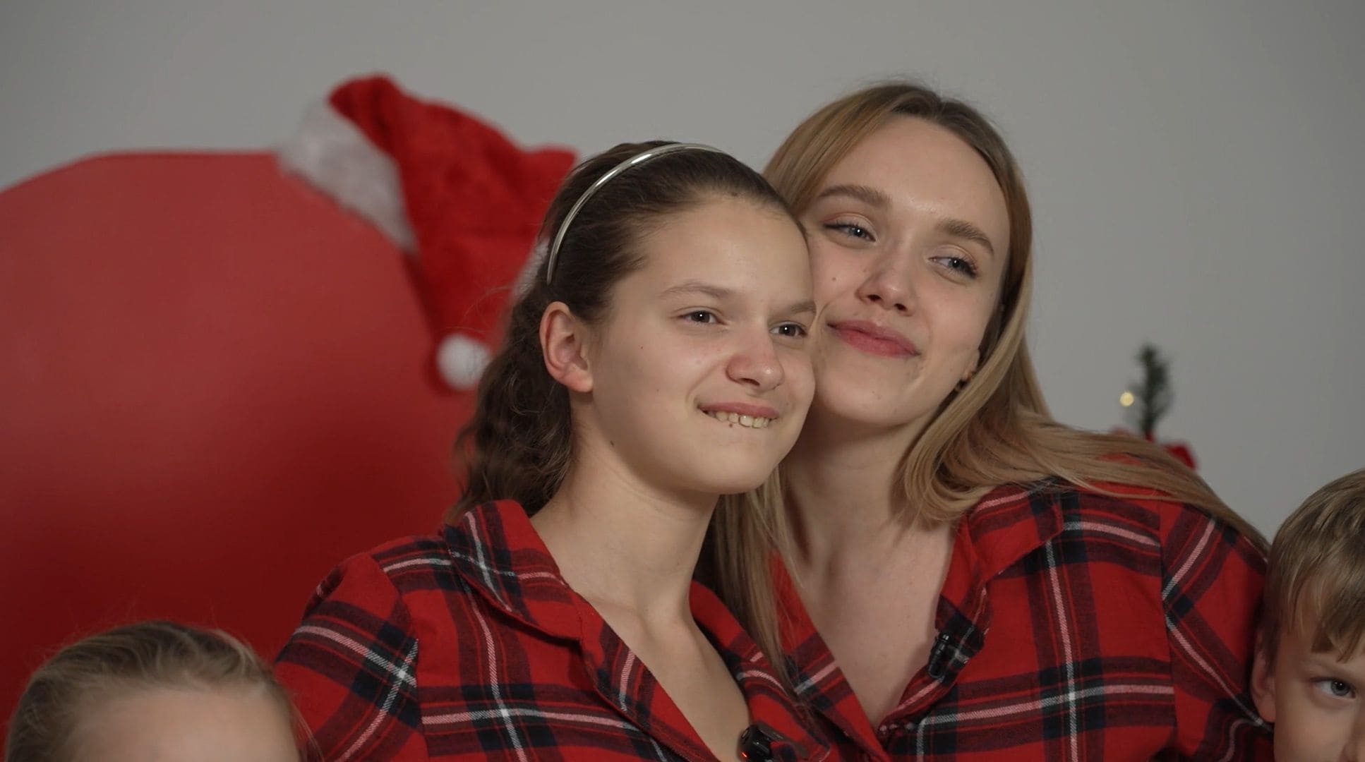 Bindru bērnu Ziemassvētku fotosesija izvēršas haosā