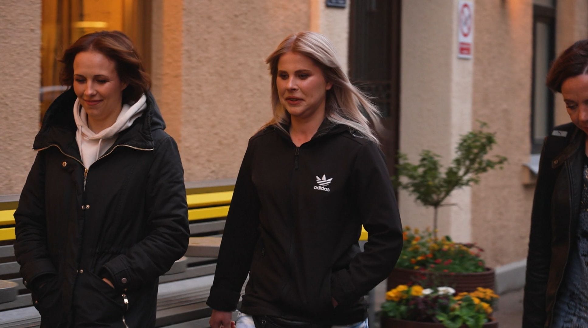 Caur ērkšķiem uz...