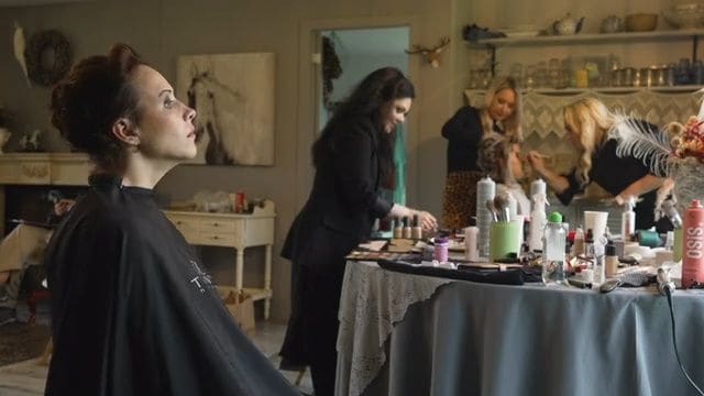 Caur ērkšķiem uz...