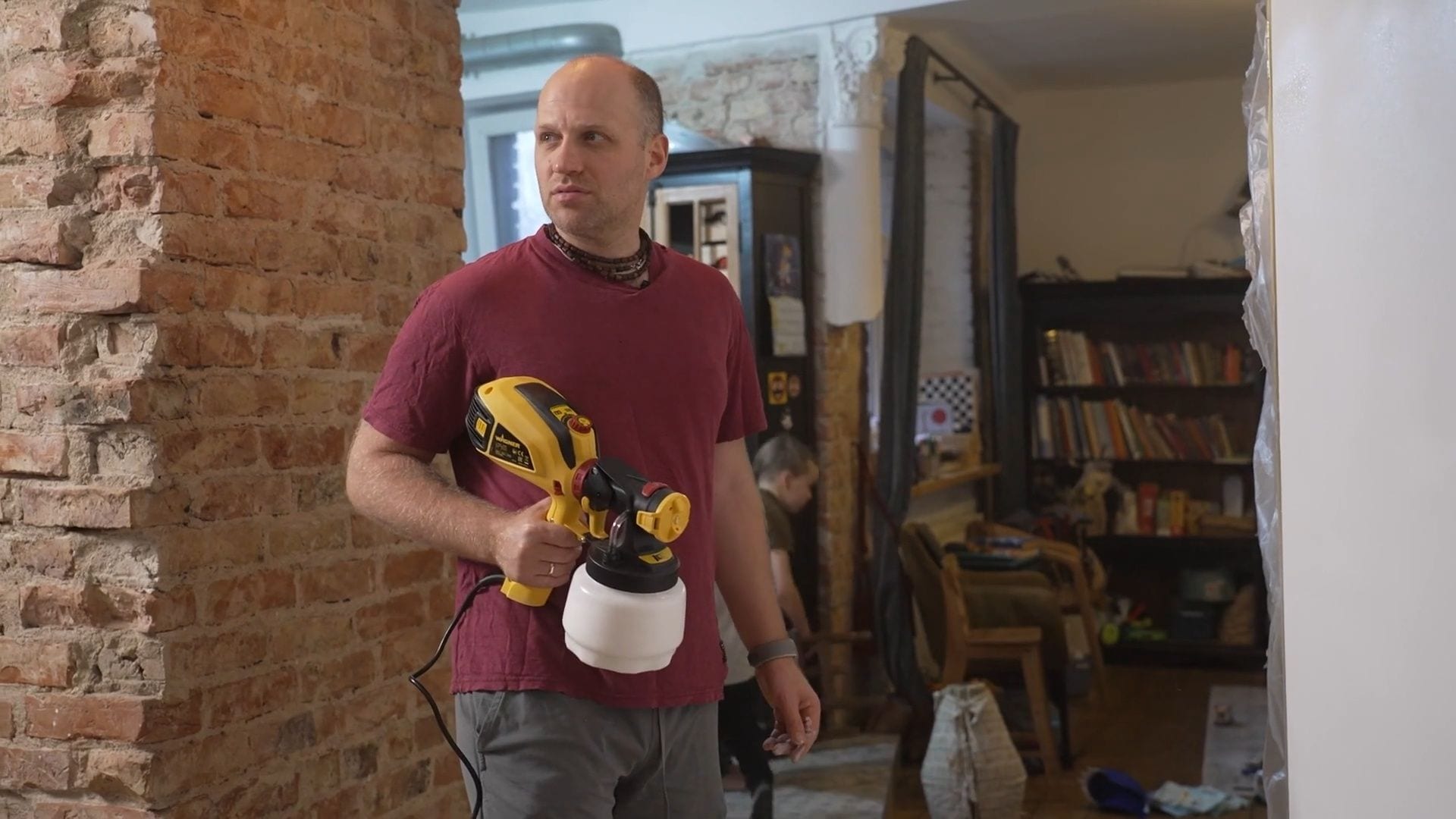 Uģis Kuģis apņēmies pats izkrāsot visu dzīvokli