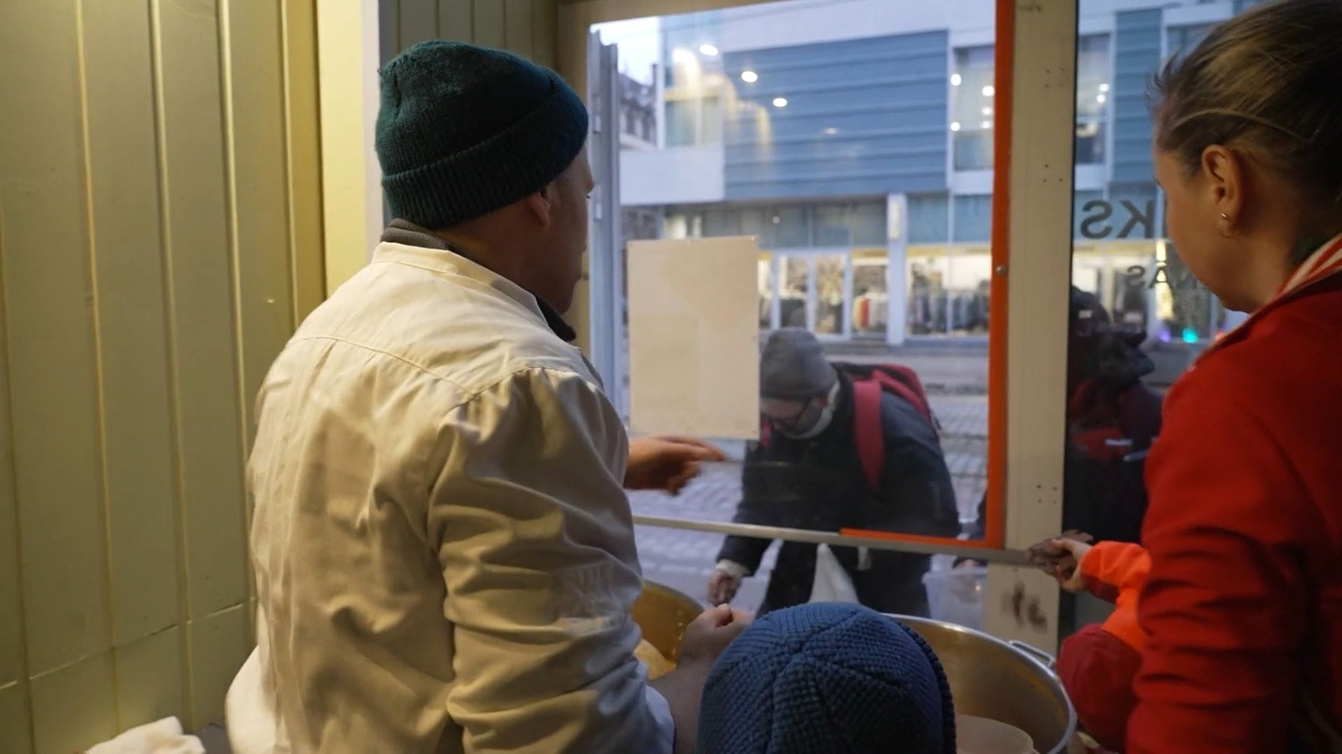 Uģis Kuģis ar ģimeni trūcīgiem cilvēkiem izdala ēdienu