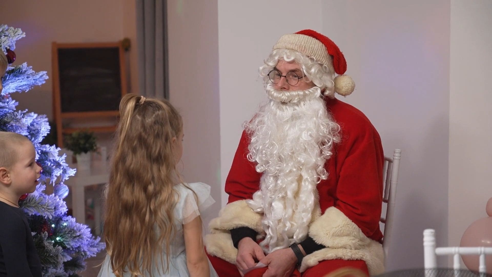Raidījuma "Ģimene burkā" bērni tiek pārsteigti ar Ziemassvētku vecīša ierašanos