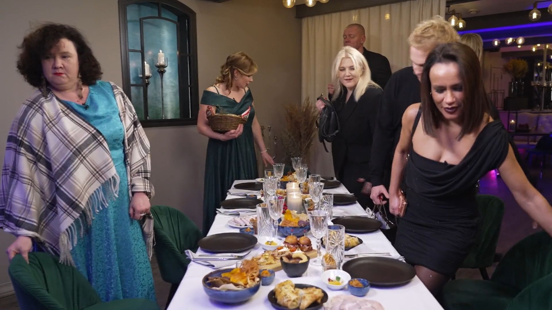 Magone un Kaspars Kambala spriež, kuram ir tiesības sēdēt galda galā