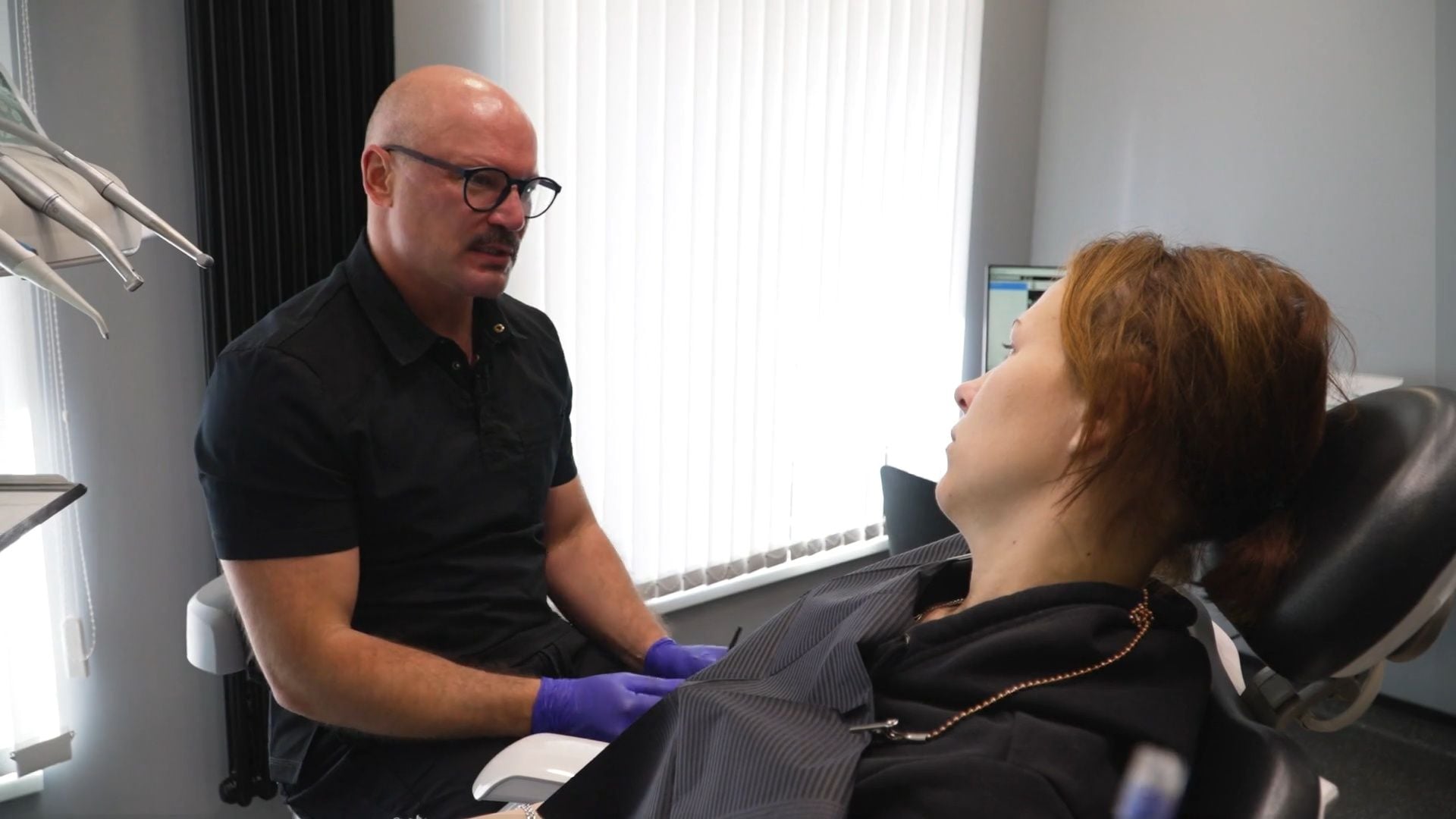 Caur ērkšķiem uz...