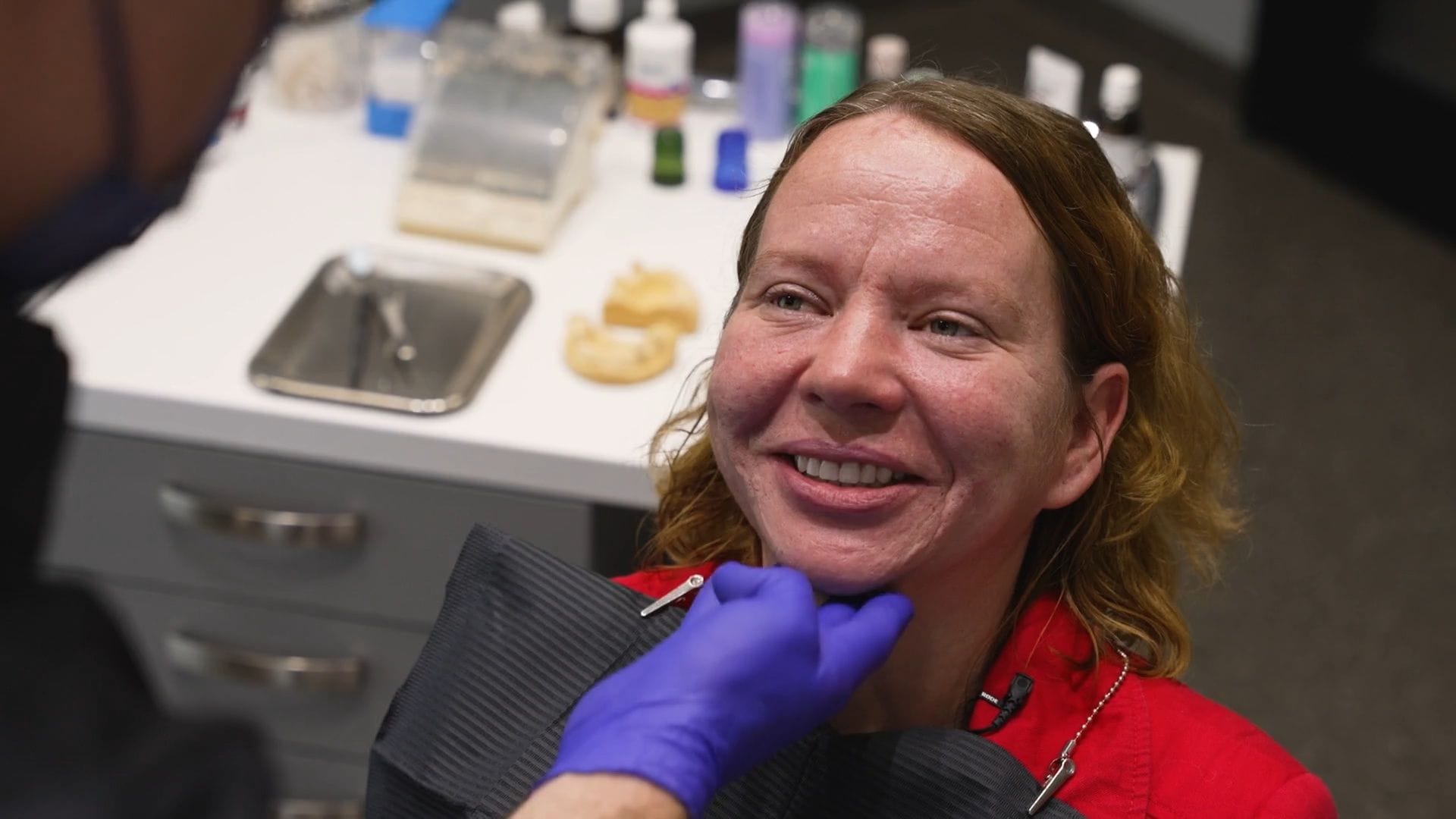 Caur ērkšķiem uz...