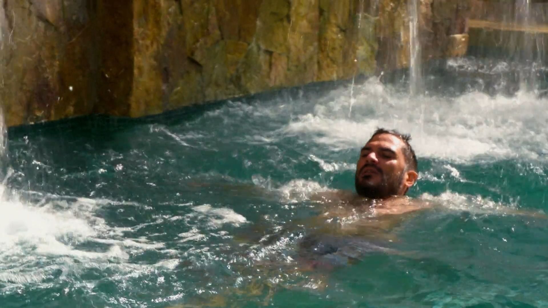 JĀ vārds svešiniekam