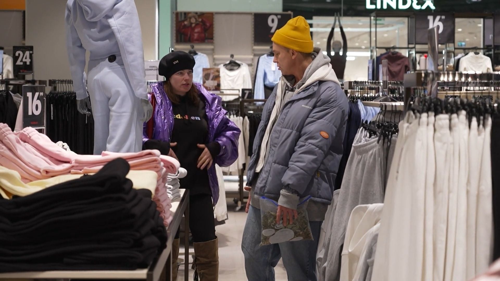 Magone saņem mācību stundu, kā izcelt to, ko "daba viņai devusi"