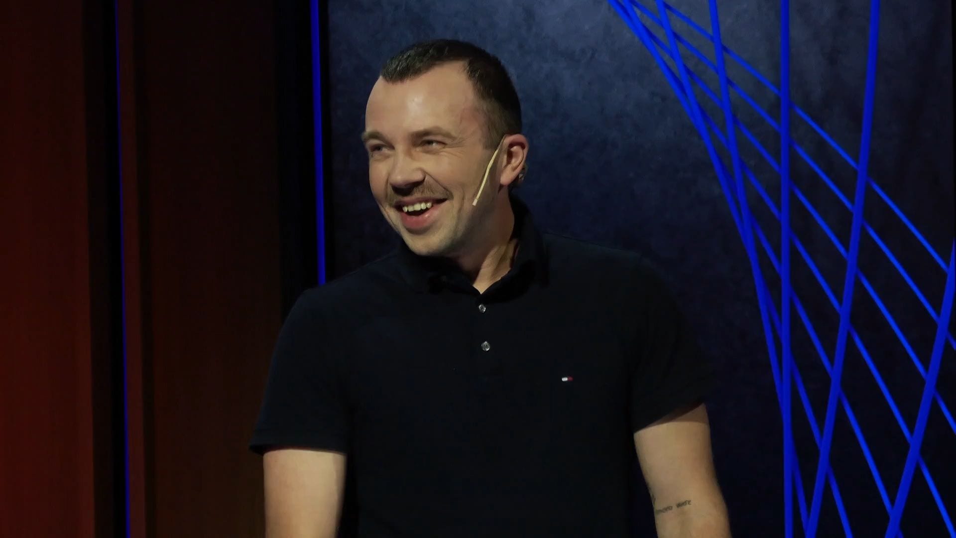 Erudīcijas spēlē "15 jautājumi" sacenšas Gunārs Pētersons un Dainis Kļavinskis