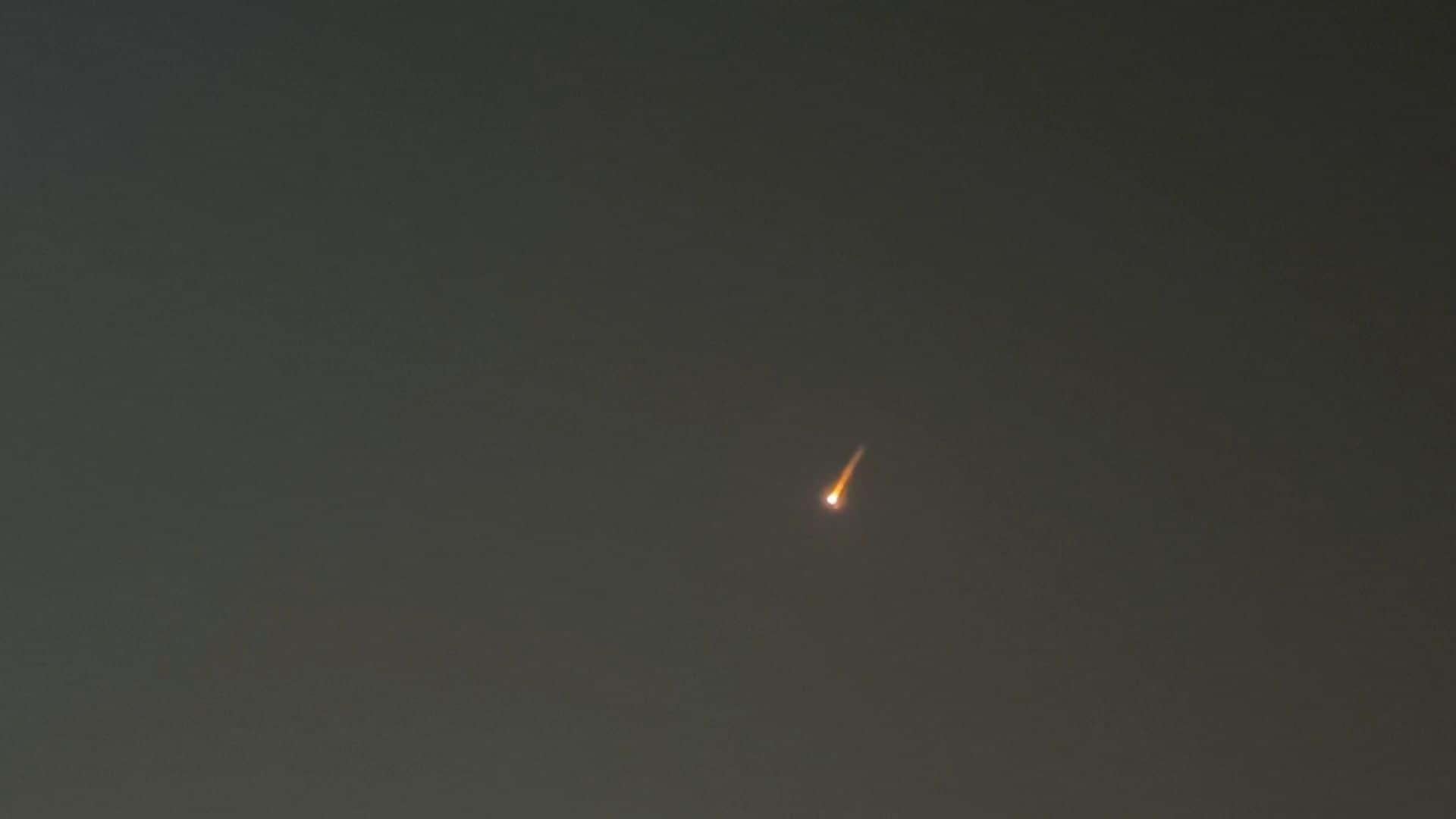 Raķešu liesmas pārņem Dubaijas debesis