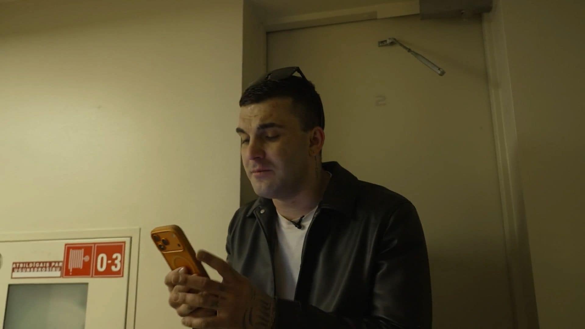 Niks Endziņš telefonsarunā cenšas nomierināt slimnīcā esošo Sindiju