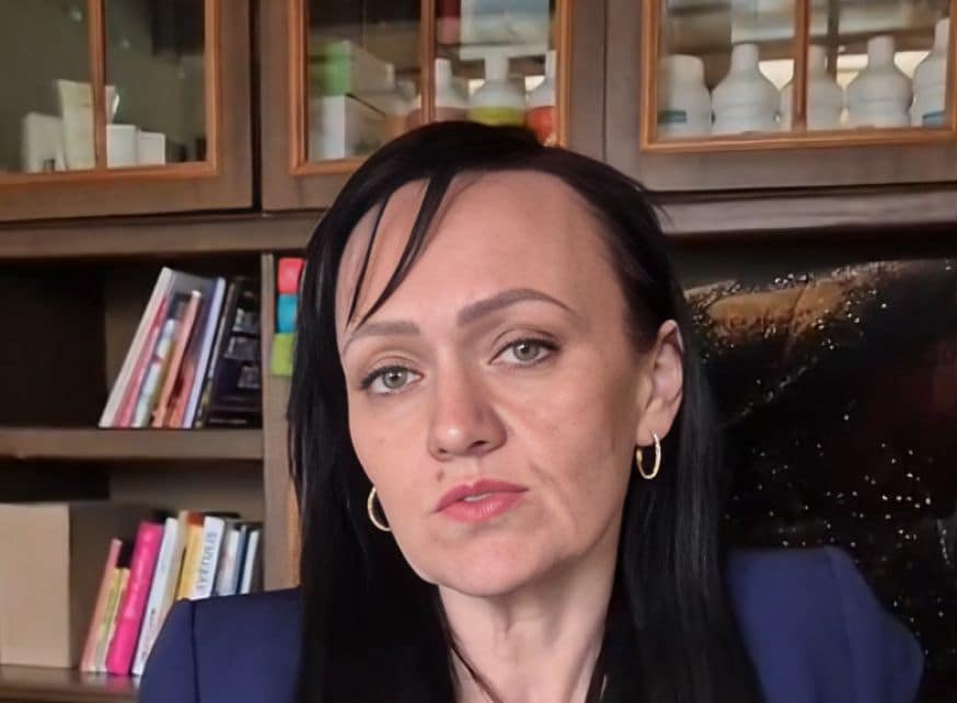 Māte vai tomēr bijušais Jānis? Agrita Bindre vieš skaidrību par pārvākšanās iemesliem