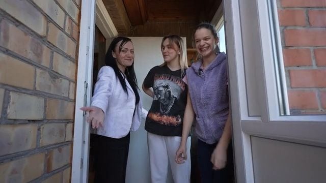 Guļvieta uz dīvāna, ledusskapja nav: Bindru ģimene atklāti par izaicinājumiem jaunajās mājās