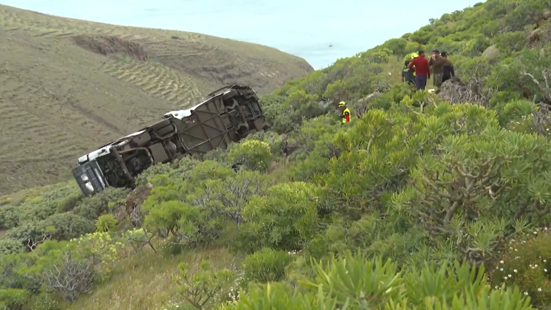 Kanāriju salās no stāva kalna nogāzies tūristu autobuss