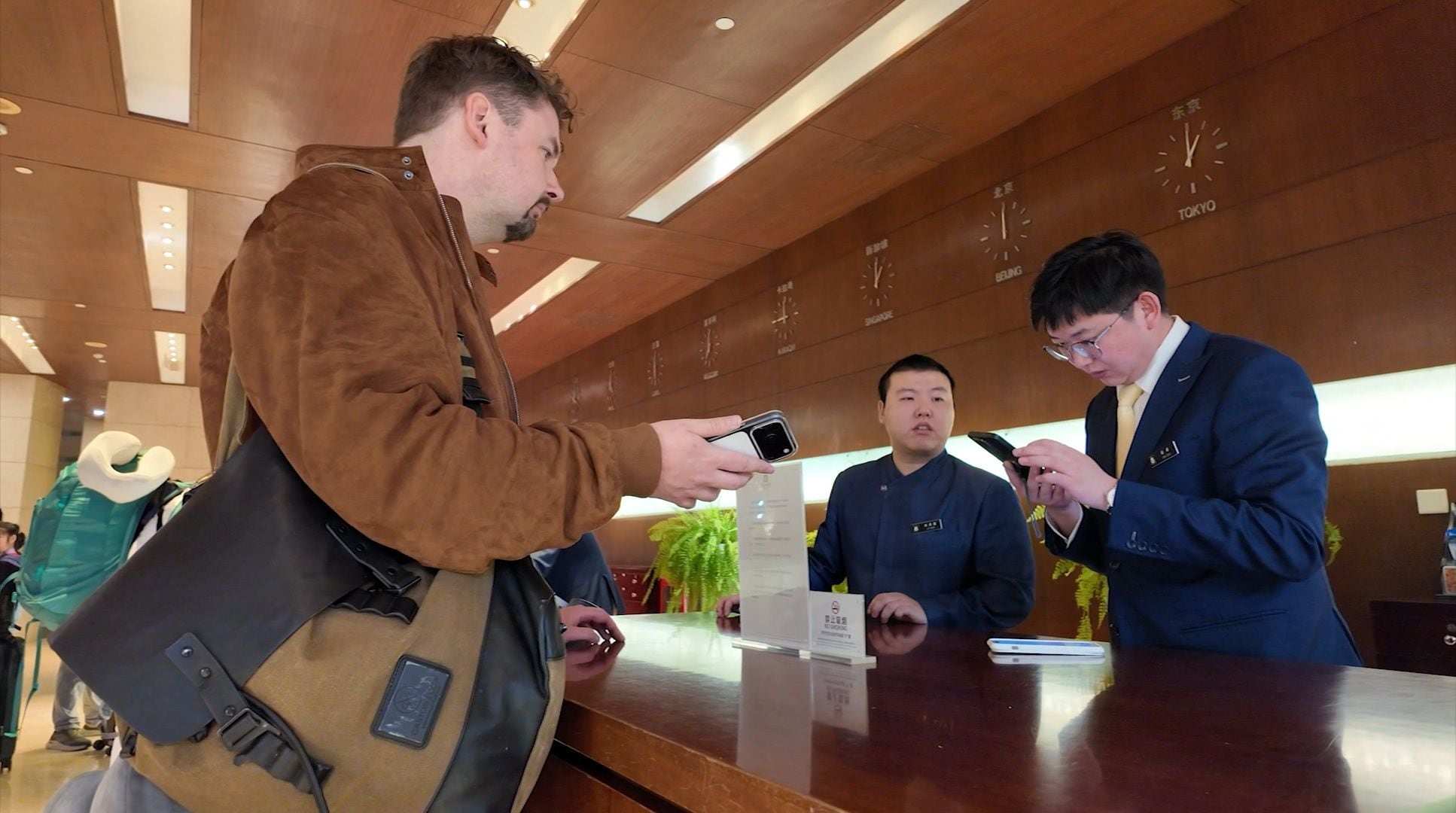 Ķīnas labirints: Četrotne ar koferiem iemaldās nepareizajā viesnīcā