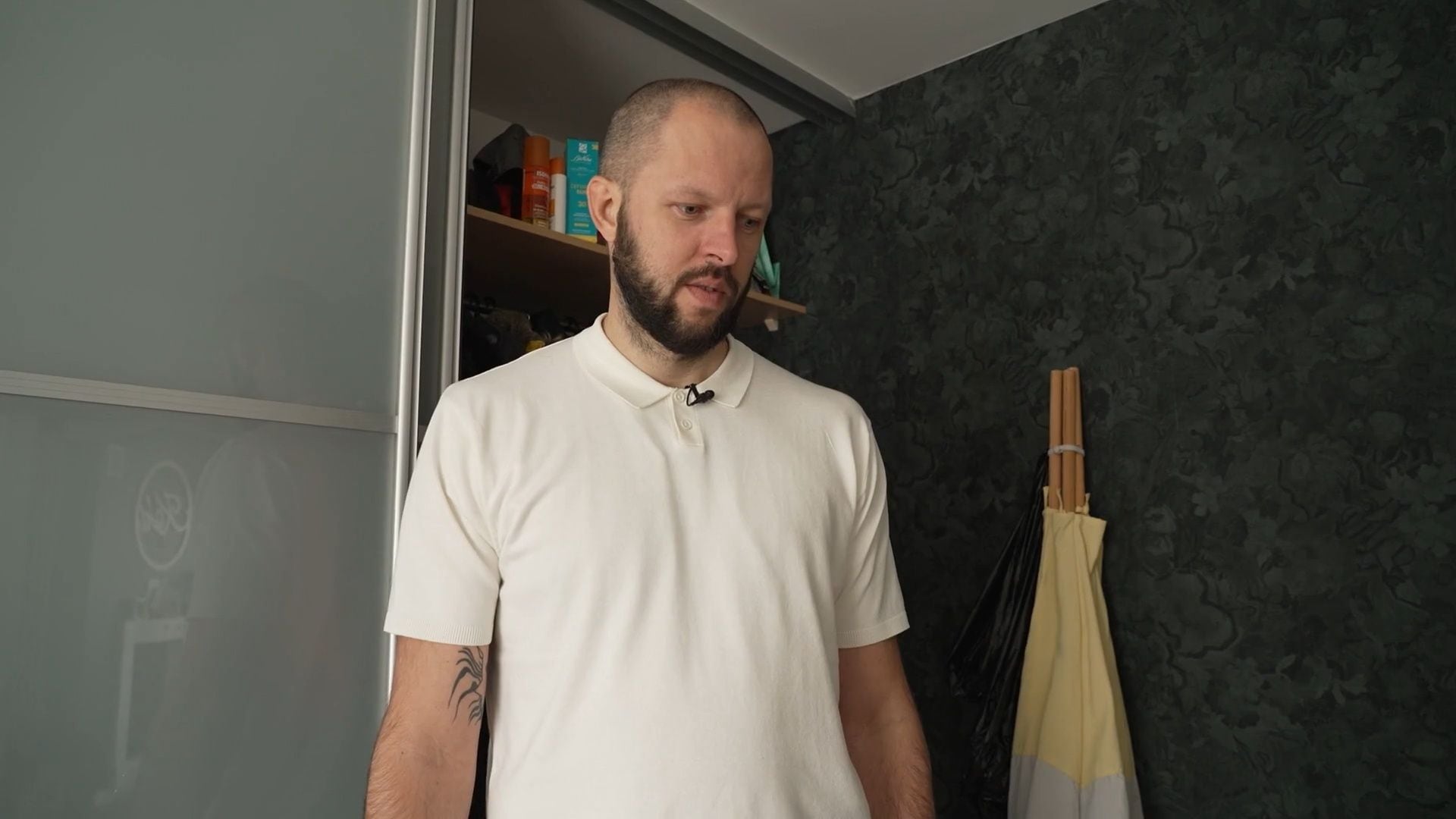 Viesturs Kohs skarbi reaģē uz sievas peldkostīmu kolekciju