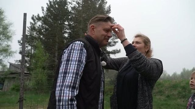 Magone pārsteidz Edgaru Pujātu ar neierastu skaistumkopšanas procedūru