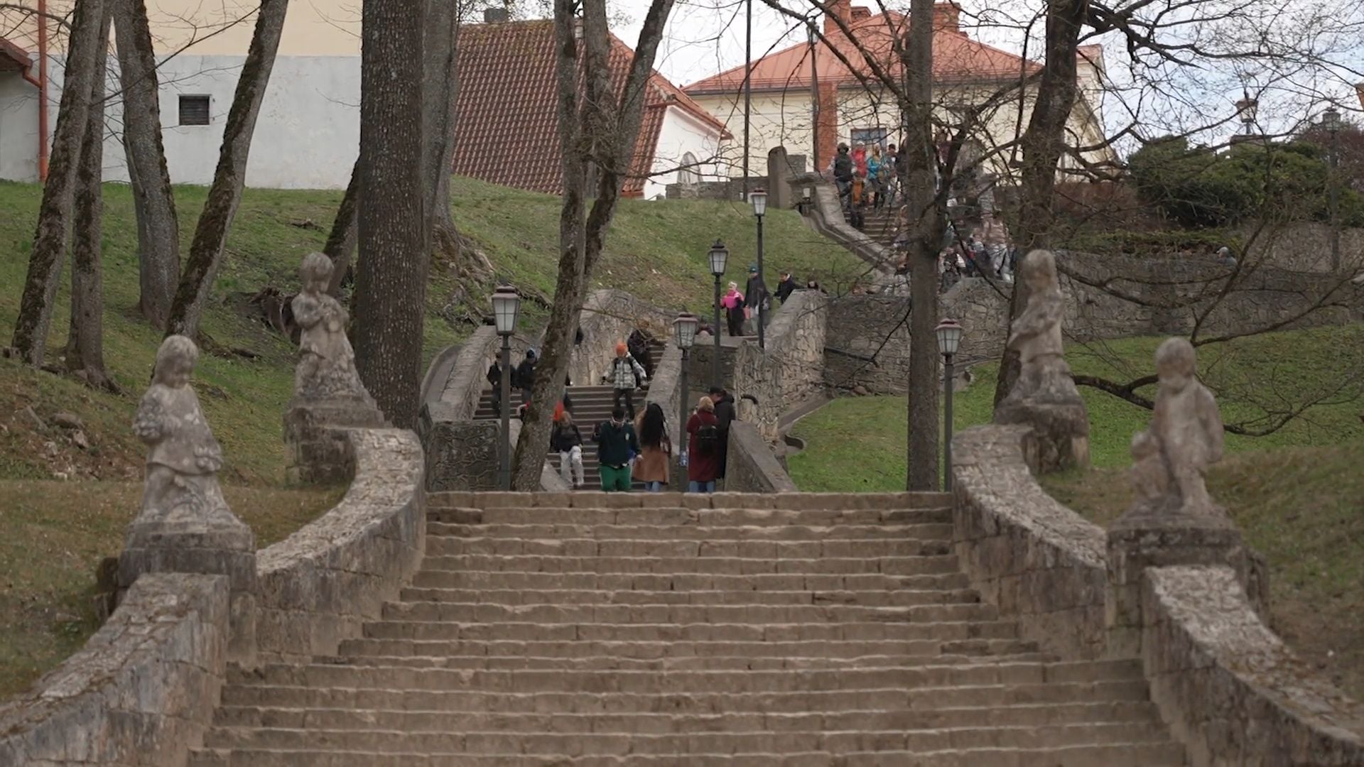 Četri uz koferiem