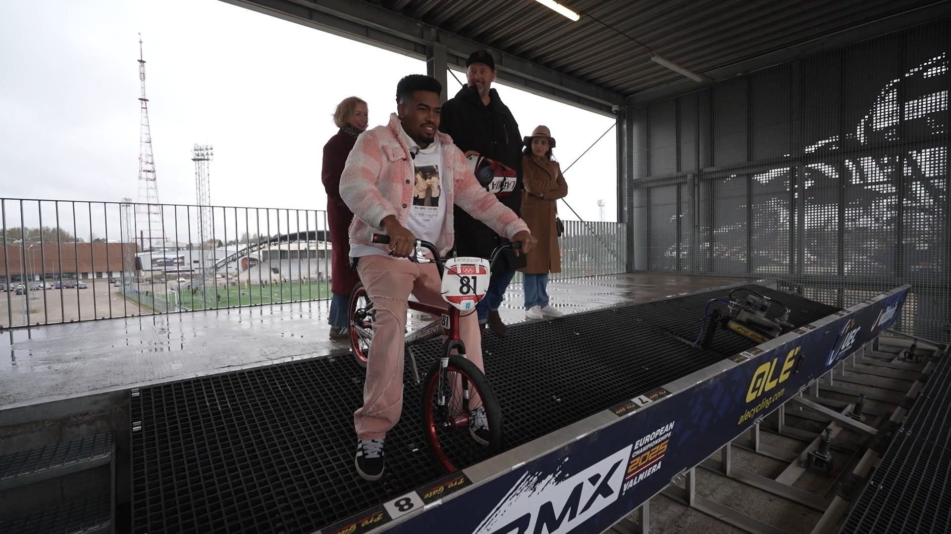 Pašmāju slavenības mēģina savaldīt olimpiskā čempiona Māra Štromberga BMX riteni