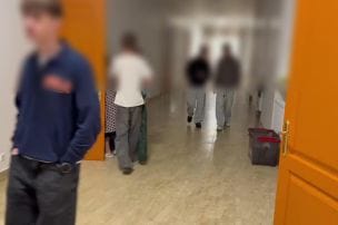 Svētceļnieki Aglonas ģimnāzijā slēpjas no drona apdraudējuma