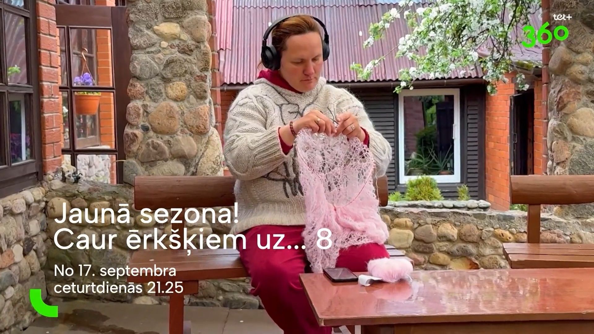 Caur ērkšķiem uz...