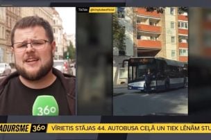 Rīgā vīrietis nostājas autobusa priekšā un bloķē tā kustību