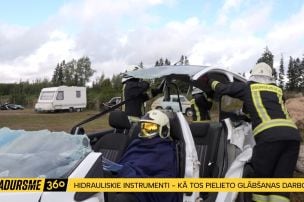 Cilvēka dzīvība glābēju rokās – kā pēc avārijas tiek sagriezta automašīna?