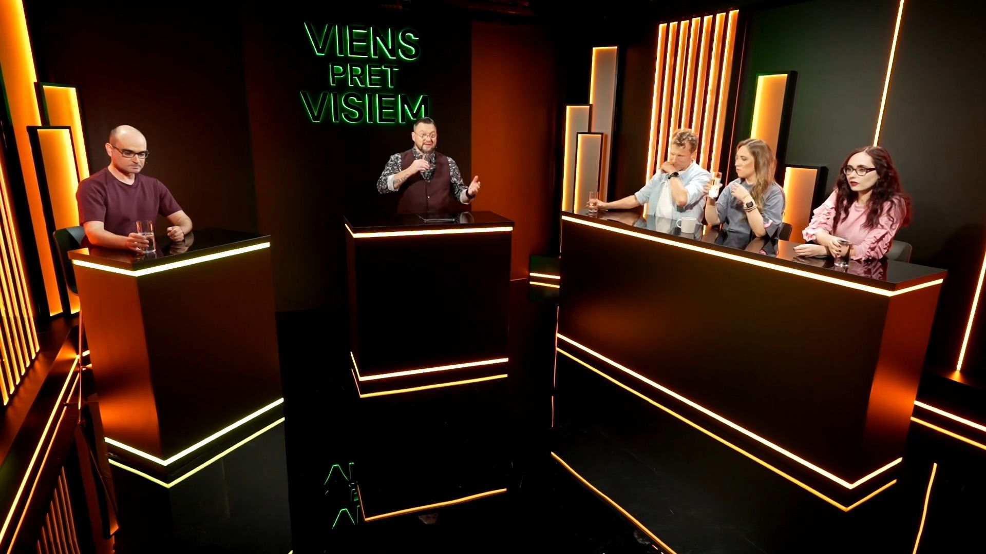 Viens pret visiem