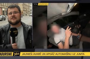 Avarē augšpēdus mežā un uzņem reportāžu: jauniešu rīcība pēc negadījuma raisa diskusijas