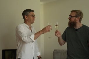 Šova "Gandrīz ideālas vakariņas" viesus Kaspara Zemīša mājās sagaida dzērieni ar mušām