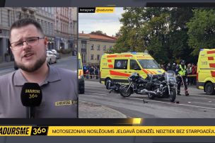 Smaga avārija Jelgavā: Motosezonas noslēgumā 72 gadus vecs vadītājs ar "Harley-Davidson" ietriecas policijas ekipējumā