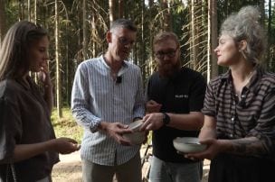 Šovā "Gandrīz ideālas vakariņas" viesi steidz uz mežu glābt nepabeigto desertu