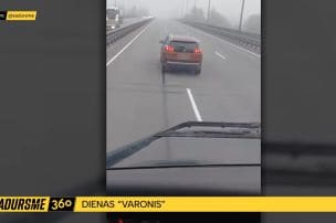 Spēlītes ar fūri: Viegla auto vadītājs uz ceļa testē kravas mašīnas šoferim pacietību