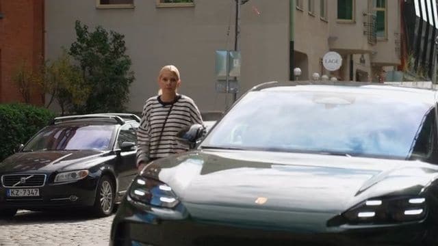 Šovā "Gandrīz ideālas vakariņas" Evelīna Ķimene savu jauno auto ielās atstāj likteņa varā