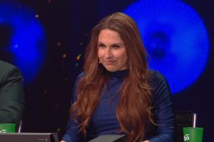 Sanda Dejus pēc Ralfa Eilanda priekšnesuma gatava rāpot pāri galdam