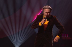 Dziedātājs Andris Ērglis pārtop par Viktoru Lapčenoku, izpildot leģendāro "Griezi"