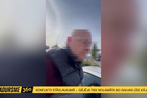 Konflikts stāvlaukumā – gājēja tiek nolamāta no galvas līdz kājām