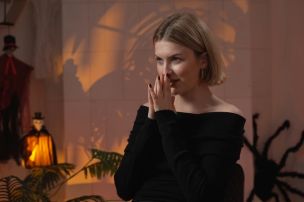 Anša Klintsona sarūpētais "līķis" vannas istabā teju aizbaida "Gandrīz ideālas vakariņas" viesus mājās