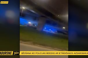Sieviete bēg no policijas un ietriecas ceļa aizsargbarjerā Rīgā
